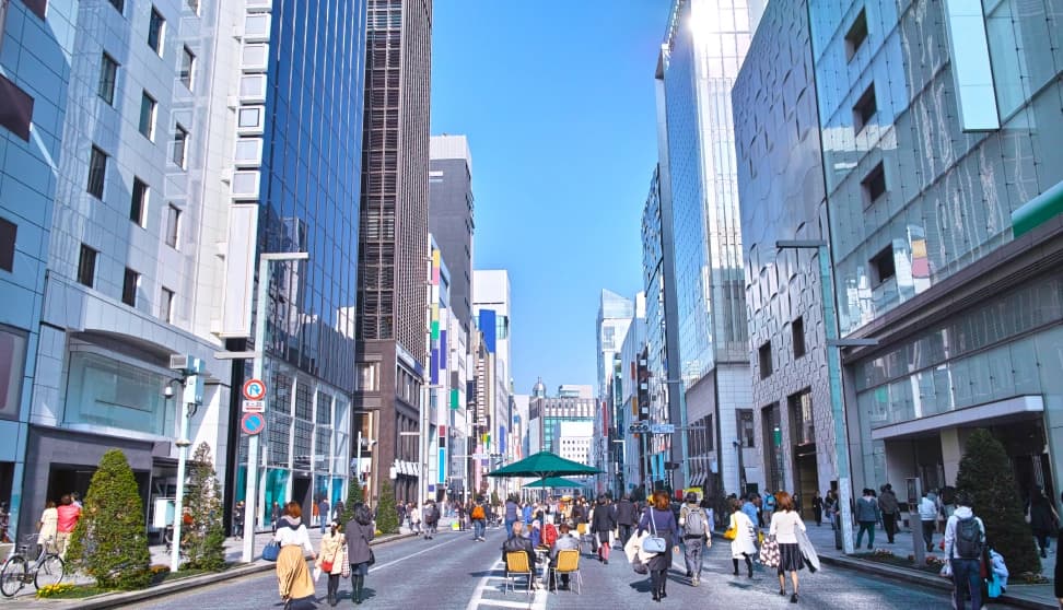 銀座は中央通りを主軸とし、東に昭和通り、西に外堀通りが走っています。昭和通りより東は一般に東銀座と呼ばれ、その先が築地エリア。外堀通りから西は千代田区有楽町エリアと接しています。北から南に一丁目、二丁目と続き、八丁目の南は港区新橋エリア。四丁目と五丁目の間に晴海通りが通っています。

この銀座には、三越、松屋、松阪屋などの百貨店が建ち並び、わが国を代表するショッピングエリアであると同時に、その名は海外にも広く知られ、買い物や観光に訪れる外国人客も少なくありません。
1970年代、80年代には渋谷、新宿、池袋などのターミナル駅周辺のショッピング街にお客を奪われた時期もありましたが、90年代後半からバブルの収束によって都心部での再開発機運が盛り上がり、銀座が再び注目されるようになってきました。ヴィトン、グッチなどの有名ブランドが中央通りや晴海通りなどに進出し、主要百貨店も大規模なリニューアルによってイメージを刷新。さらに、ユニクロやGUなどの新たなブランドも出店、銀座は従来以上にさまざまな表情を持つエリアに飛躍を遂げようとしています。

銀座エリアでは、再開発によって新しいスポットが登場しています。旧松阪屋を中心とする銀座六丁目地区(約1.4ha)には、2017年にGINZA SIX（ギンザシックス）が開業。大規模な商業施設やオフィスのほか、観光拠点としても力が注がれているのが特色で、銀座エリアでは初めて観光バス等の乗降スペース、観光案内所が設置されています。防災機能の充実ぶりも目を見張るほどで、緊急ライフライン、帰宅困難者のための一時滞在スペース、食料や毛布等を用意しています。

また、銀座ＴＳ（旧東芝）ビルの跡地に開業した東急プラザ銀座は、伝統工芸の江戸切子をモチーフとしたファサードが印象的な複合商業施設。「緑」と「水」をコンセプトにした屋上は、買い物中の休憩スペースや待ち合わせスポットにもピッタリです。

ほとんどの人にとって、銀座はあくまでも買い物に訪れる街でしたが、90年代以降、マンションの開発も増加しつつあり、ジワジワと居住人口も増えています。昭和通りから東の東銀座では早くから分譲が行われていましたが、中央通りと昭和通りの間のまさに銀座のど真ん中にも稀に分譲マンションが登場します。
また、周辺の築地や新富町などの立地でも、銀座ブランドを冠したマンションが少なくありません。職住近接のアーバンライフがのぞめます。

2020年9月更新
※上記は2020年9月現在の情報です。ご覧になった時点で内容が変更になっている可能性がありますので、あらかじめご了承ください。