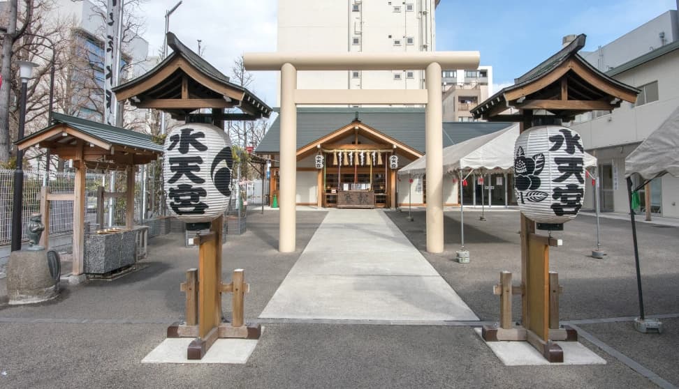かつて織物や雑貨などを扱う問屋がひしめき、江戸一番の繁華街として賑わった人形町エリア。
“人形町”という地名は、現在の日本橋辺りに江戸歌舞伎の座が開かれたことをきっかけに、周辺にも人形浄瑠璃の芝居小屋などが建てられ、芝居の関係者や人形職人が多く住んでいたことが由来になっています。

現在も伝統ある商店街や老舗が軒を連ねる人形町には、下町風情あふれる町人文化の名残が感じられる場所がたくさんあります。
そのひとつが、人形町商店街で、駅前の大通りを挟んだ両側に老舗の専門店や著名人が通った飲食店などが並び、散策にも楽しいエリアとなっています。
また、明治時代に商店街の入り口に甘酒屋があったことから名づけられた「甘酒横丁」も伝統ある商店街です。人形町駅前の甘酒横丁交差点から「明治座」まで続く400mの道に、惣菜や煎餅、豆腐などの専門店や、行列が絶えない飲食店など誰もが気軽に入れる庶民的な店とともに、表具や三味線、伝統工芸を扱う店が並び、江戸情緒たっぷりの趣が味わえます。
一方、2000年以降はマンションやホテル、オフィスビルなどの建設が進み、近代的な一面も持ち合わせるようになりました。

歴史に育まれた風情ある街並みが人気の人形町ですが、都心でありながら緑豊かな公園や緑地が点在している点も魅力としてあげられます。
明治座近くの「浜町公園」は中央区最大の面積を誇る公園で、江戸時代には熊本藩主の細川家の下屋敷がありました。現在はスポーツ施設や子ども用遊具、芝生広場などがあり、近隣住人やビジネスパーソンの憩いの場として親しまれています。「浜町公園」からは隅田川の河川敷に出ることができ、遊歩道を散策したりジョギングしたりする人の姿が見られ住民の憩いの場になっています。
また、「浜町公園」から程近い「浜町緑道」は、かつて隅田川に物資を輸送するために人工的に作られた水路を埋め立て緑地化した場所で、30種類以上もの樹木が植えられた散策路になっています。

人形町界隈は古くから地元で営業している店がたくさんあることもあり、長年この地で暮らす住民の方が多いようです。
近所には顔見知りも多く、地域コミュニティが密接なので、子どもからお年寄りまで安心して暮らせる住環境といえます。地理的にも、高級店が集まる銀座や商業施設が充実している日本橋、ビジネス街の新橋へも至近で、自転車で移動できる距離にあります。近年、利便性の高さとのどかな雰囲気が注目を集め、シングルからファミリーまで幅広い世帯から人気のエリアとなっています。

2020年9月更新
※上記は2020年9月現在の情報です。ご覧になった時点で内容が変更になっている可能性がありますので、あらかじめご了承ください。