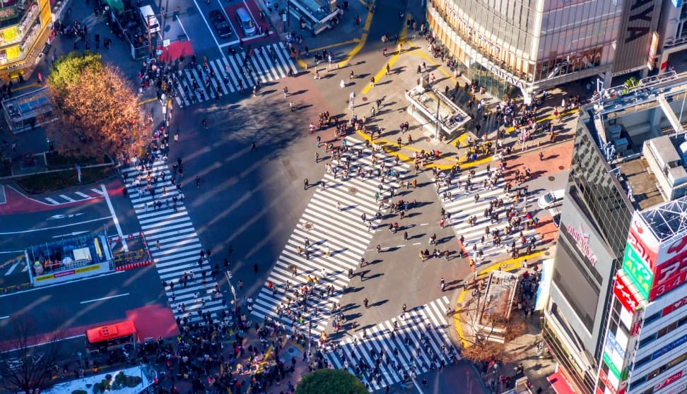 有名百貨店やファッションビルが軒を連ねる渋谷は、バスケットボールストリート(センター街)や公園通り、道玄坂など多くの人たちで賑わう有名な通りも多く、最新の流行を楽しめるエネルギッシュな街です。
近年は、渋谷駅前を中心に大規模な再開発が行われており、新たな大規模複合施設の誕生などによって、日本の最新文化の発信地としての存在感をさらに高めていきそうです。
“若者の街”のイメージが強い渋谷ですが、渋谷駅から少し離れると高級住宅街と呼ばれるエリアや、大使館や外資系企業に勤務する外国人が多く住む地域など、閑静な住宅街が広がっています。
「東急百貨店本店」の西側にある高級住宅街と言われる松涛は、江戸時代に紀州徳川家の下屋敷があった場所でした。明治時代にはお茶の栽培がされ、東京の銘茶として人気があったそうです。松涛界隈には“美術館ルート”と呼ばれるコースがあり、レンガ敷きの歩道を歩き進めると、企画展が行われる渋谷区立松涛美術館や伊万里焼のコレクションで有名な戸栗美術館に行くことができ、大人の街の雰囲気を楽しめます。
渋谷は緑が多い地域でもあり、街路樹の美しい道や、渋谷リバーストリート・宮下公園・美竹公園をはじめとする緑豊かなスポットが点在しています。
東京都内で5番目の広さを誇る代々木公園は、自然公園とスポーツ競技施設を併せ持つ公園で、豊富な樹木や広大な芝地のほかに噴水や池などもあり、緑と水に触れられる憩いのエリアとなっています。都会の喧騒から離れ、自然を感じながらゆったりとした時間を過ごせる場所が身近にある点も、渋谷の魅力のひとつです。
渋谷は交通の便が良く、都内の移動はもちろん、近隣の神奈川県や埼玉県へのアクセスも便利です。
渋谷駅からは、山手線・埼京線・湘南新宿ラインのJR3路線、東急東横線・東急田園都市線・京王井の頭線の私鉄3路線、東京メトロ銀座線・半蔵門線・副都心線の地下鉄3路線、合わせて9路線もの利用が可能です。また、路線バスも都営バスをはじめ東急、京急、京王、小田急各社の路線が走り、各所への移動がスムーズにできます。
このように利便性の高さや、おしゃれな街の雰囲気もあって、渋谷はいつの時代も「住みたい場所」として人気の高いエリアです。
最先端の商業地と閑静な住宅街の2つの顔を持つ渋谷は、特に流行に敏感で、都心の利便性を重視するビジネスパーソンが暮らす割合が高く、渋谷のさらなる発展とともに注目度も高まりそうです。
2020年9月更新
※上記は2020年9月現在の情報です。ご覧になった時点で内容が変更になっている可能性がありますので、あらかじめご了承ください。