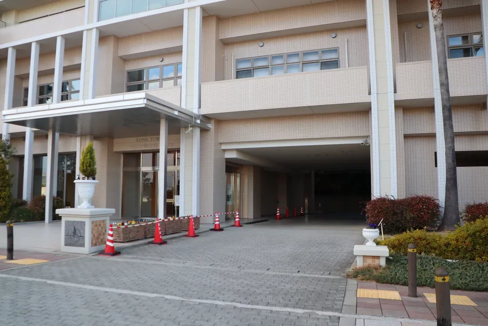 ルナタワー・ハリウッドプレイス 駐車場入口