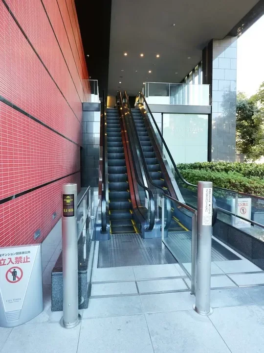 シティタワー大阪天満ザ・リバーアンドパークス エントランスアプローチ