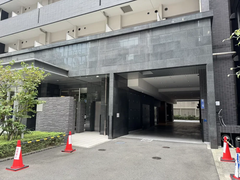 プレサンスタワー北浜 駐車場入口