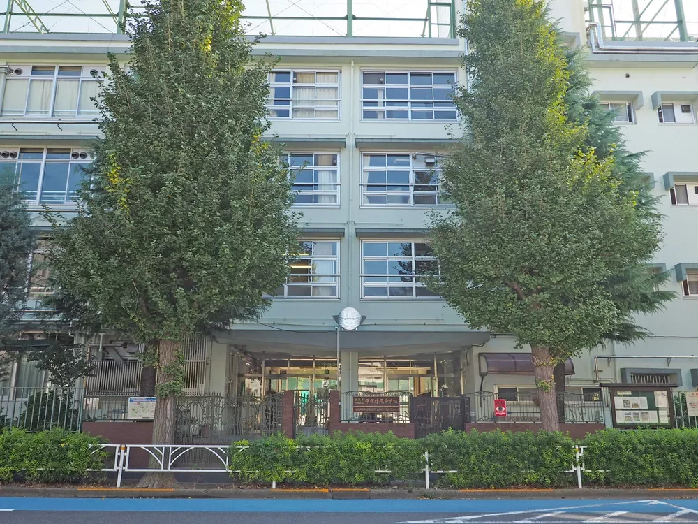 渋谷区立原宿外苑前中学校