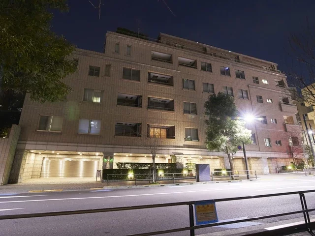 ハイレーゼ六本木三河台 夜外観