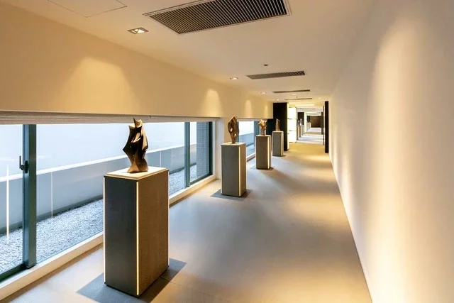 エレベーターホールに続くミュージアム・コリドー