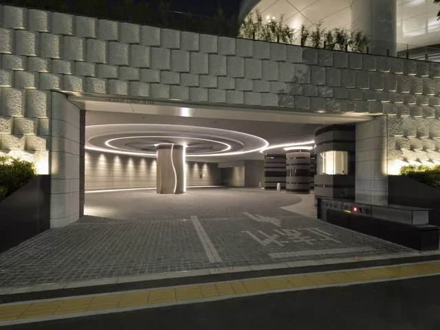 パークコート青山ザタワー夜間 アプローチ