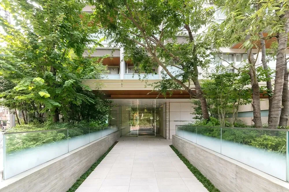 プレミスト代々木公園パークフロント アプローチ