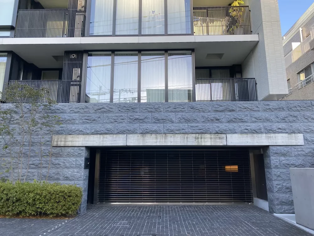 ジ・インプレスト高輪 駐車場入口