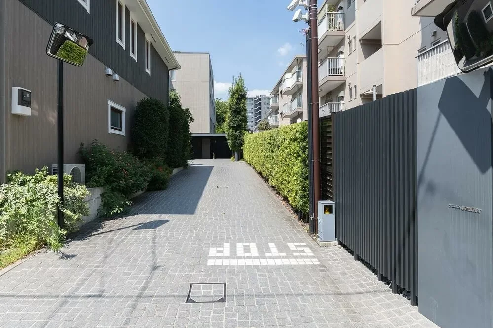 ウエリス市谷加賀町 石畳の小径