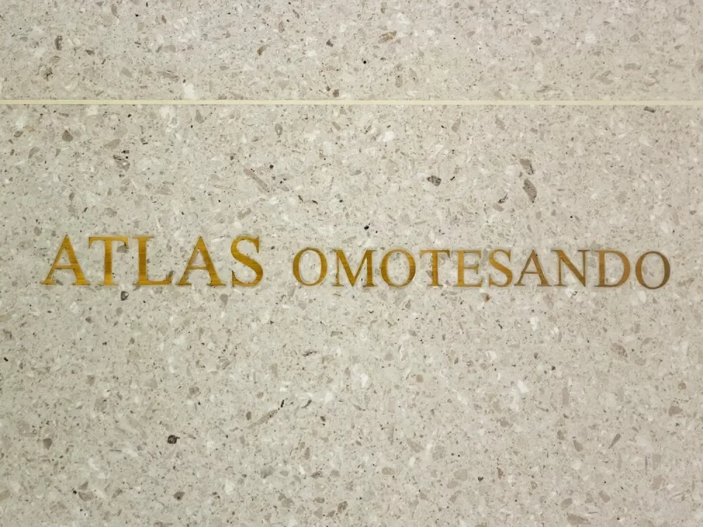 アトラス表参道 レリーフ