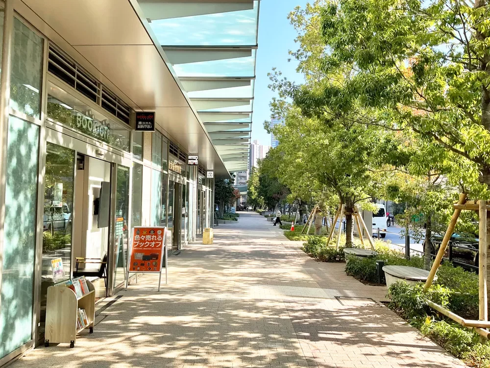 白金ザ・スカイ 木陰の遊歩道