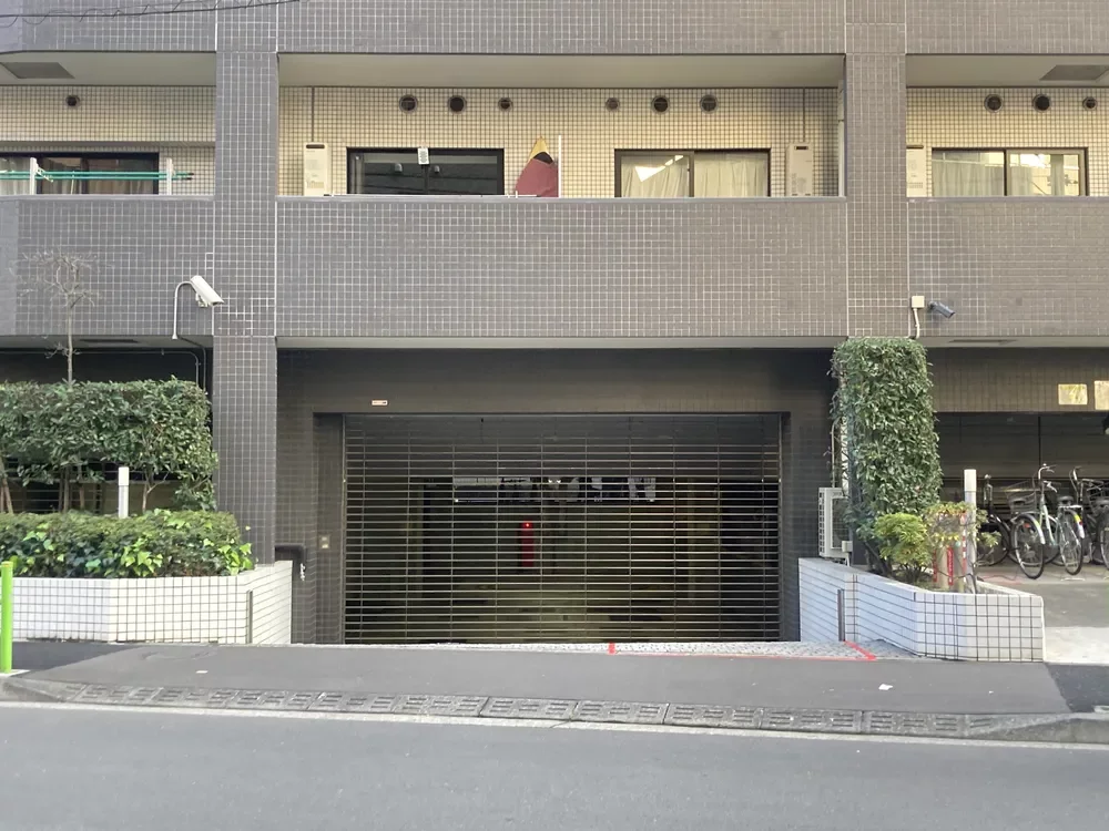 コンパートメント東京 駐車場入口