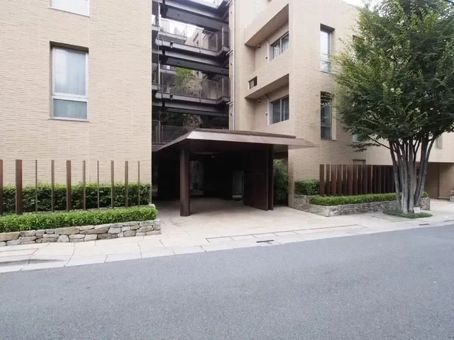 パークコート市谷加賀町二丁目 エントランス前