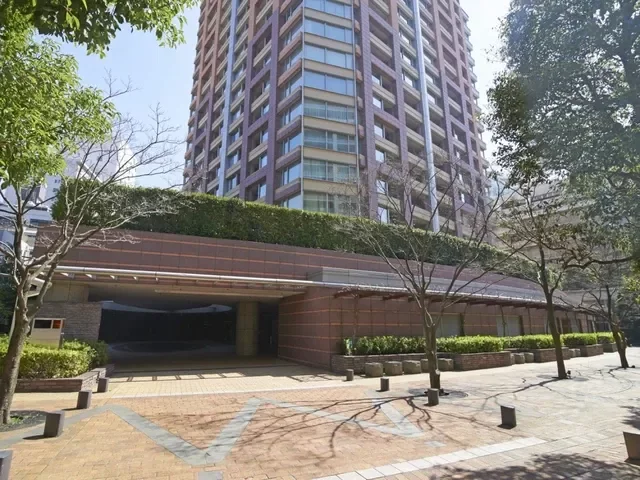 青山パークタワー 駐車場