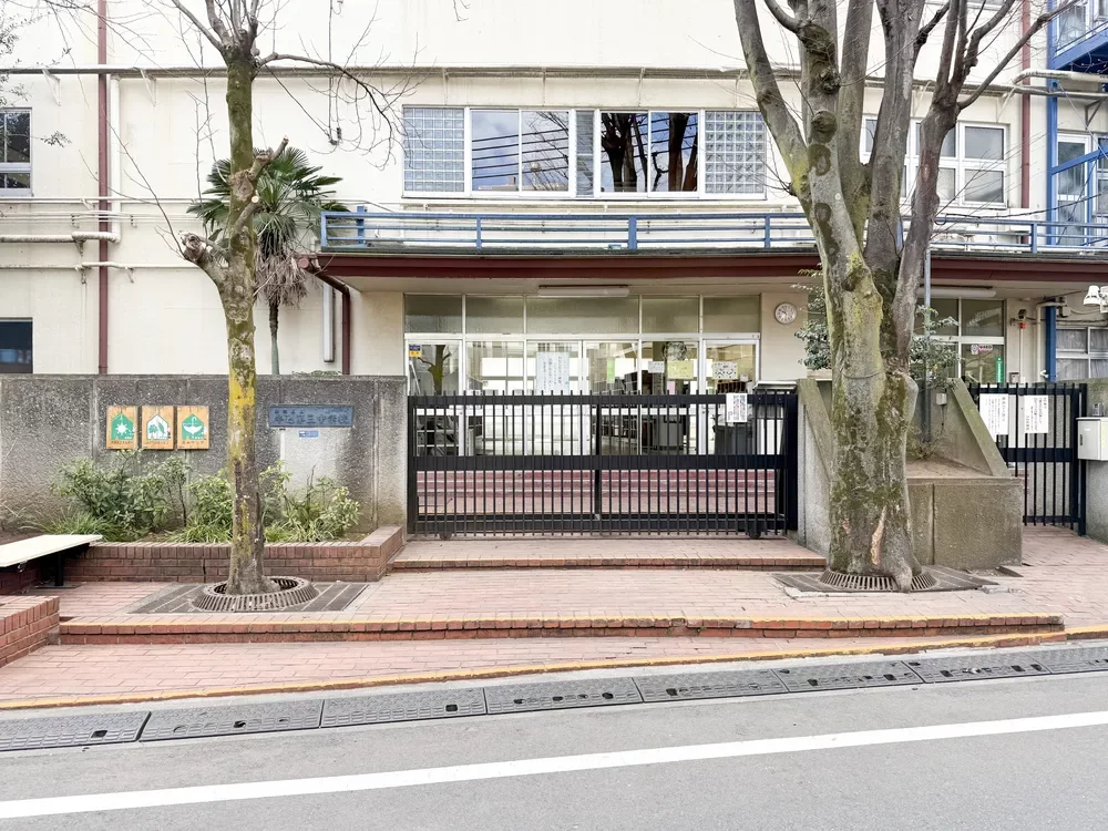 新宿区立牛込第三中学校