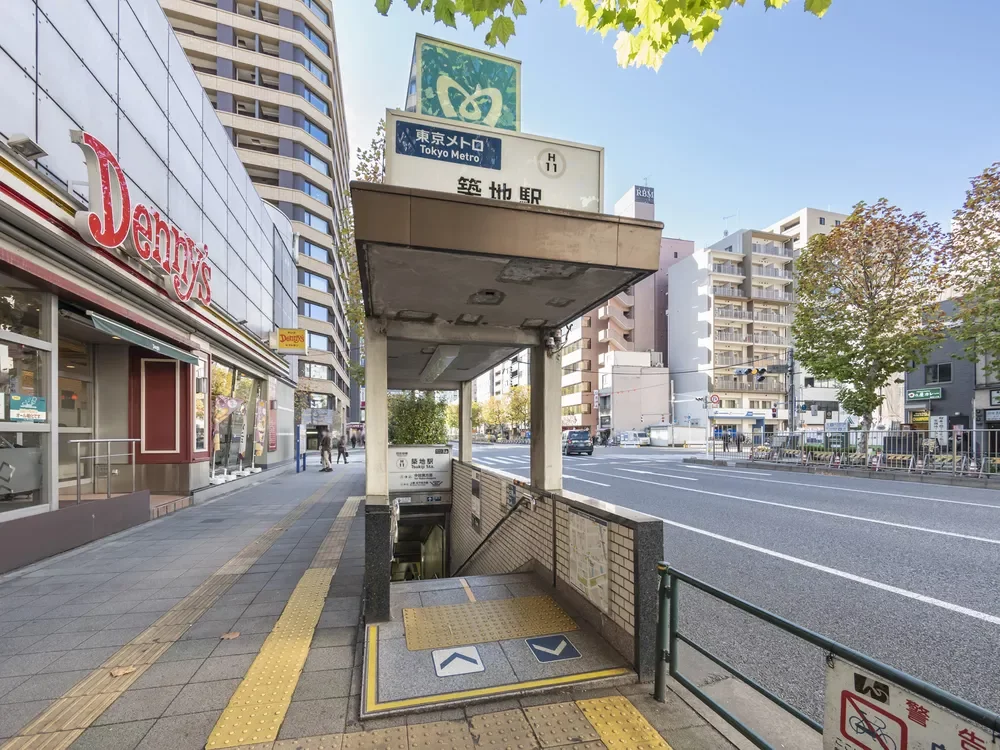 「築地」駅と新大橋通り
