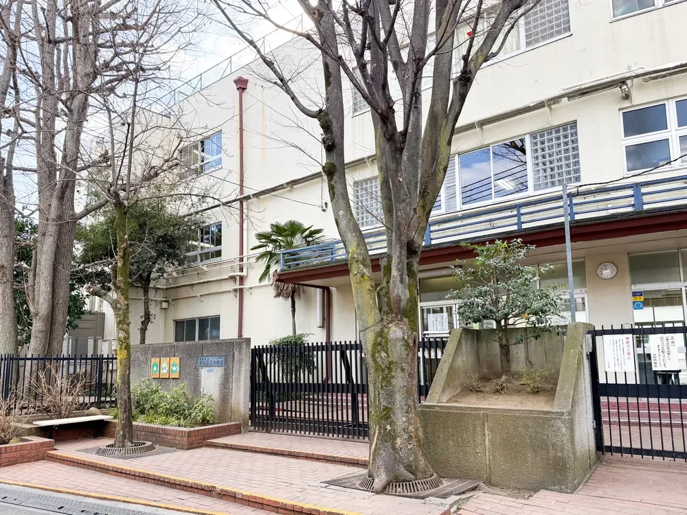 新宿区立牛込第三中学校