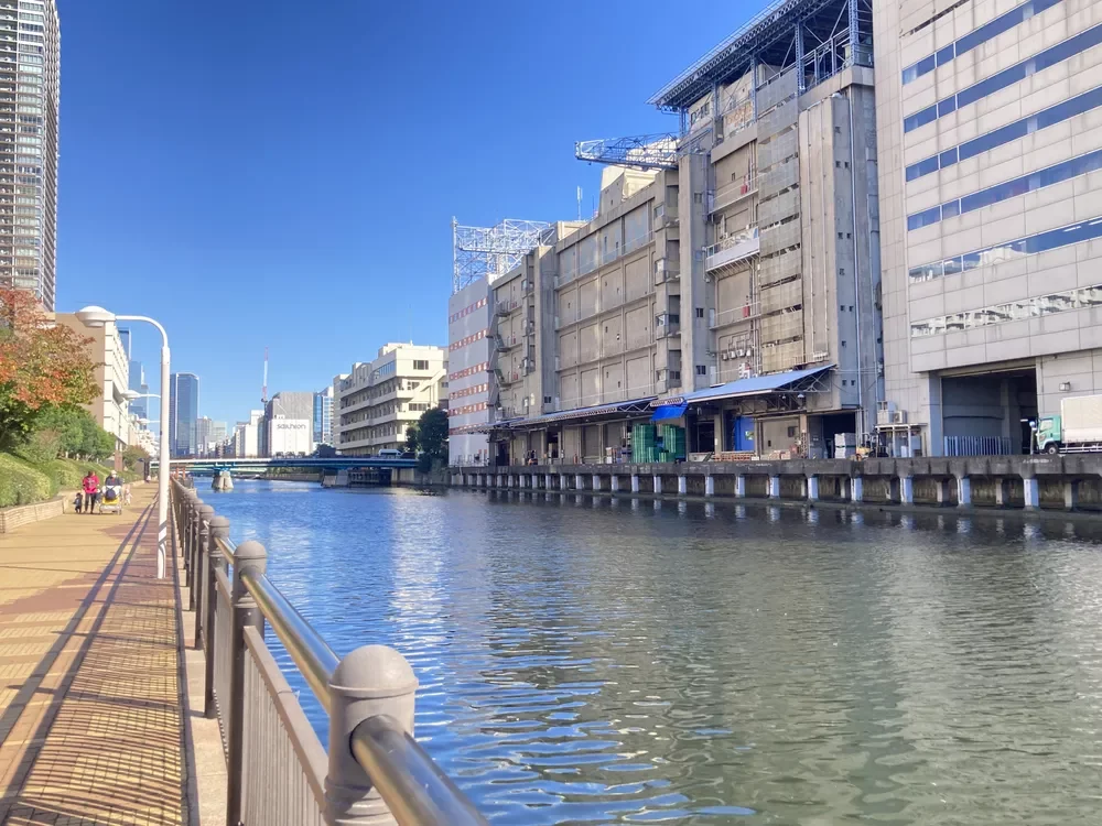 芝浦アイランドケープタワーの前面に流れる運河