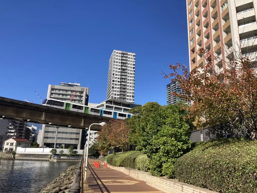 遊歩道とゆりかもめ
