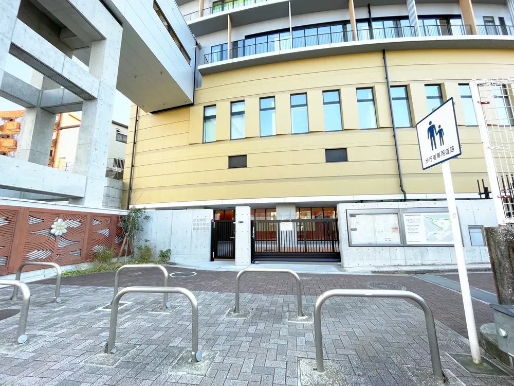 港区立青山小学校