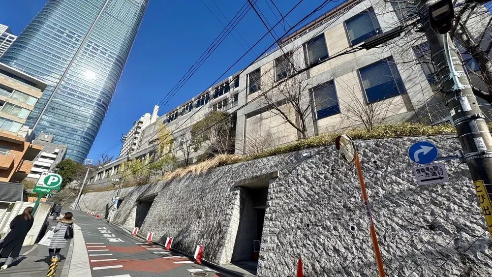 東京アメリカンクラブ横の狸穴坂