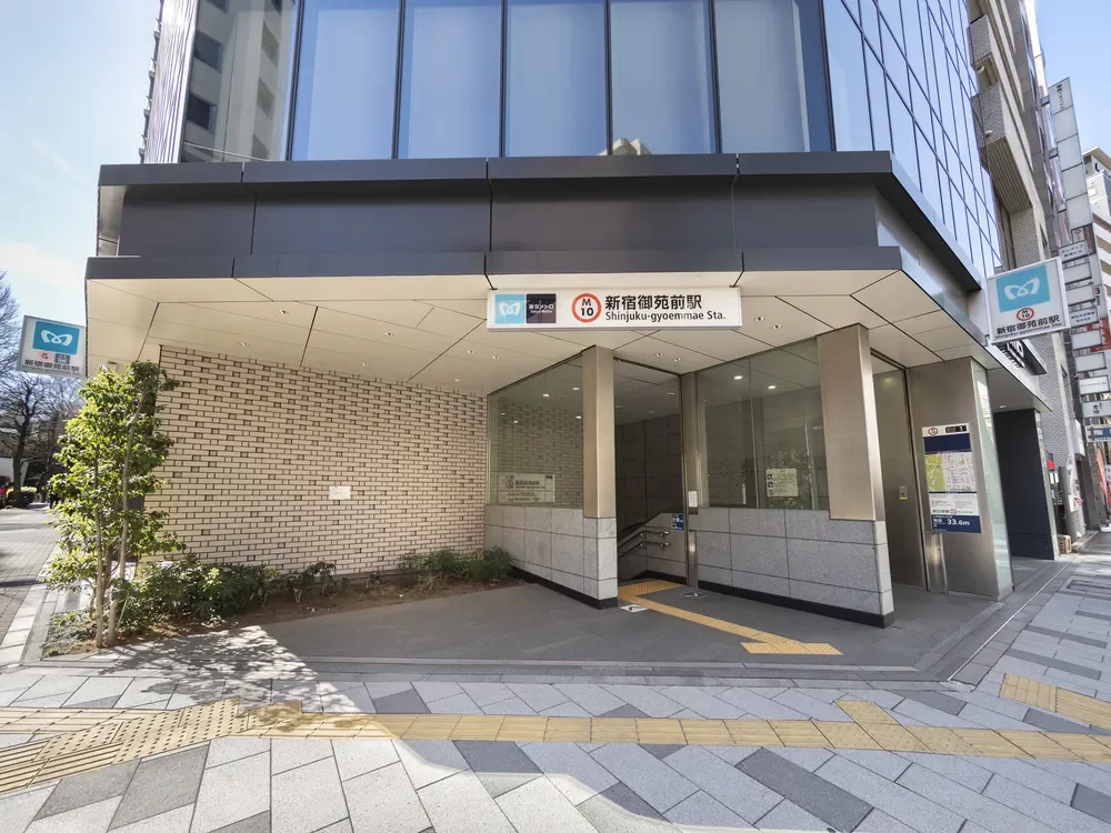 新宿御苑前駅 出口