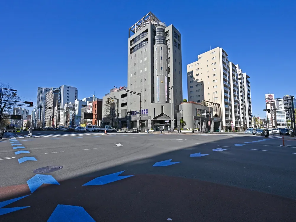 「四谷三丁目」駅前