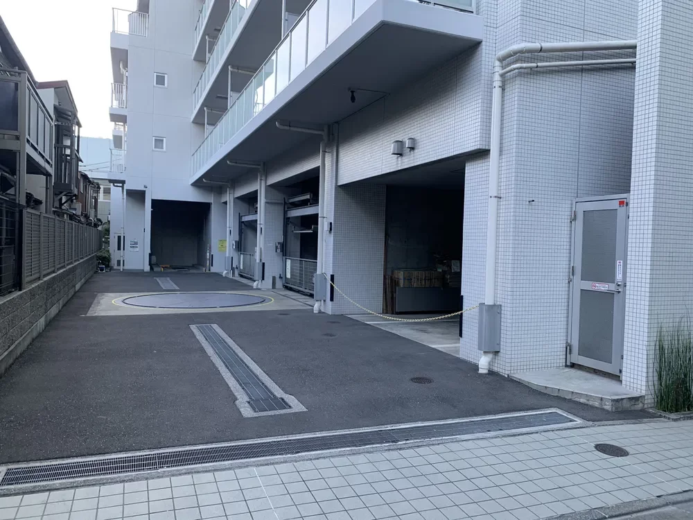 クレヴィア本郷 駐車場