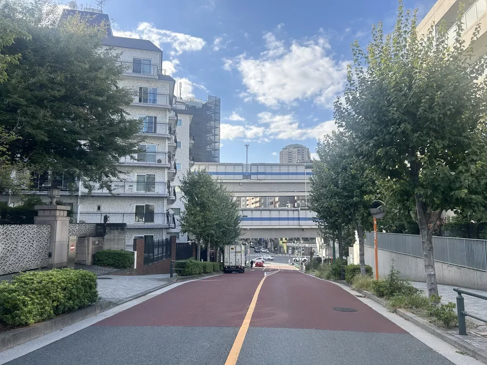 日向坂_マンション前の通り