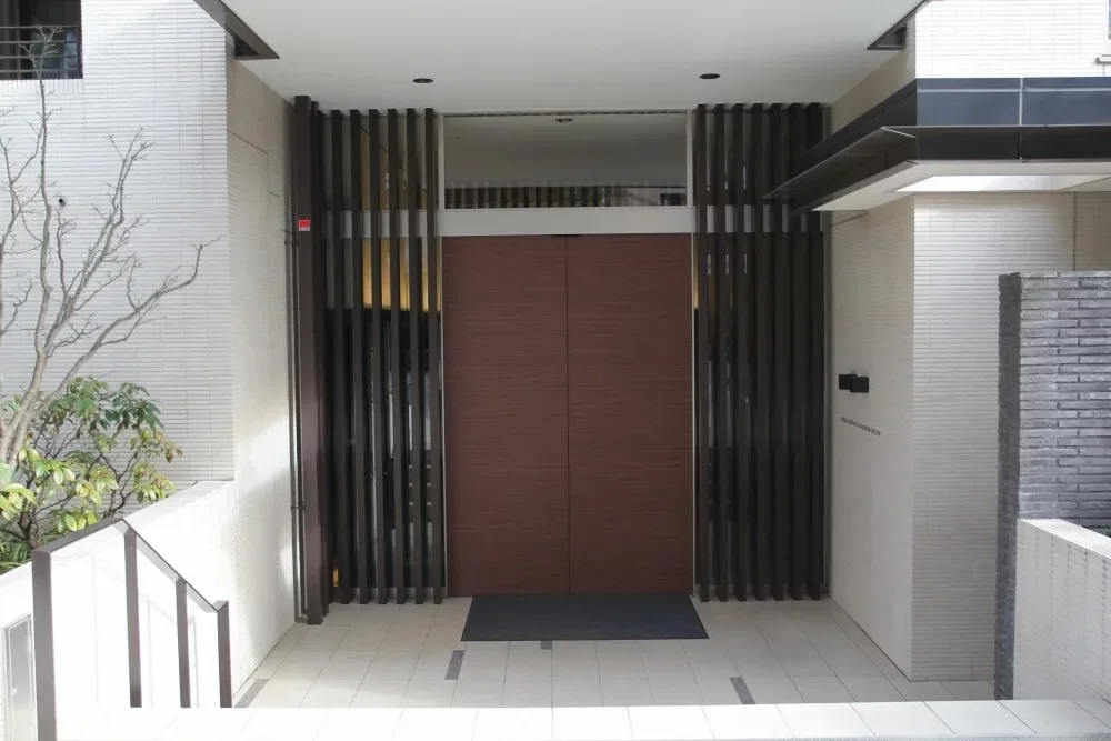 プラウド市谷仲之町ヒルトップ エントランス