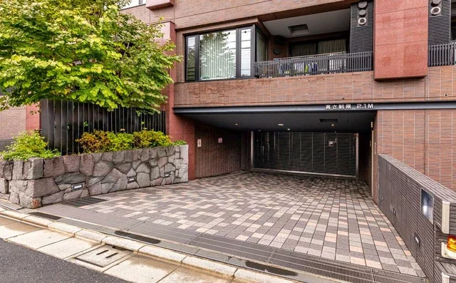 ヴィークコート市谷加賀町 駐車場入口