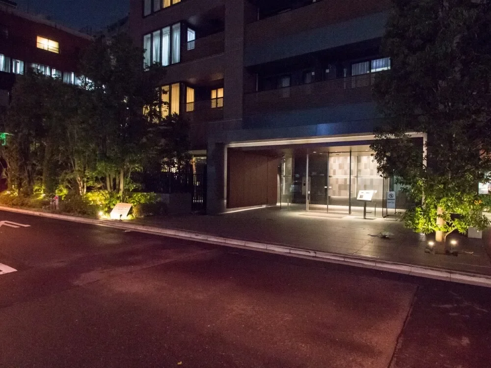 ウェリスタワー千代田岩本町 エントランス夜