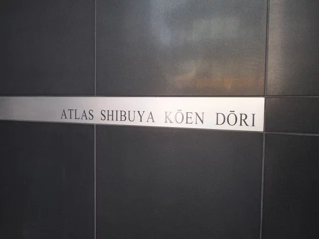 アトラス渋谷公園通り レリーフ