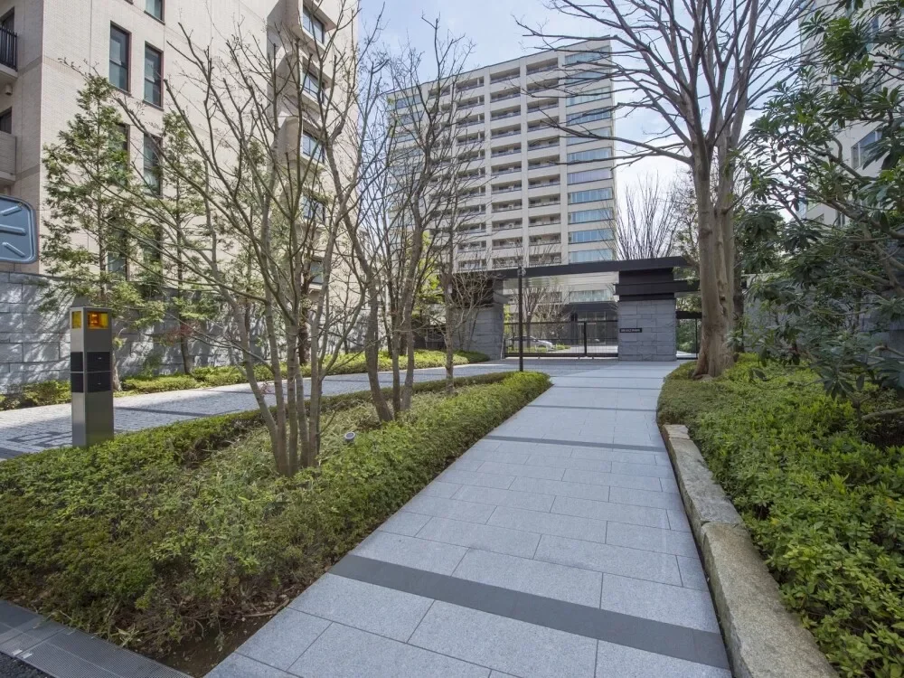 ブランズ四番町 アプローチ