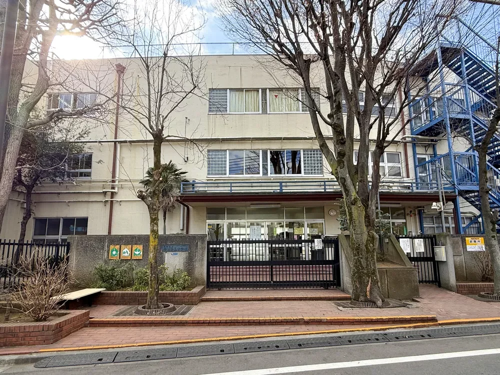 新宿区立牛込第三中学校