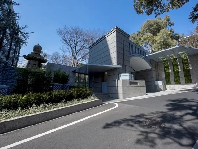 パークマンション三田綱町ザ・フォレスト アプローチ