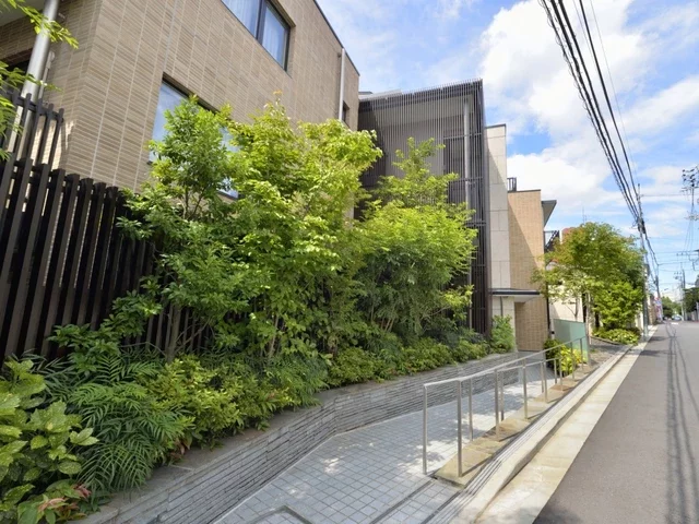 ブリリア高輪ザ・コート エントランス 植栽