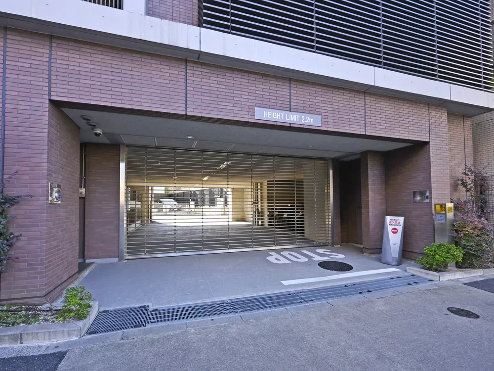 シティハウス中目黒テラス 駐車場入り口