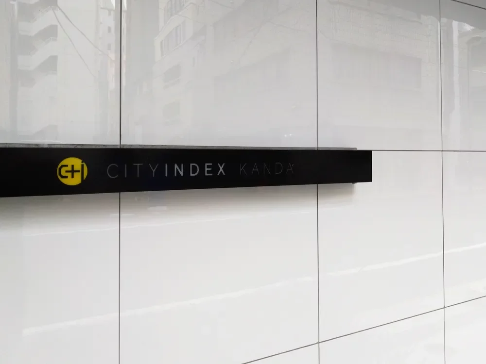 シティインデックス神田 レリーフ