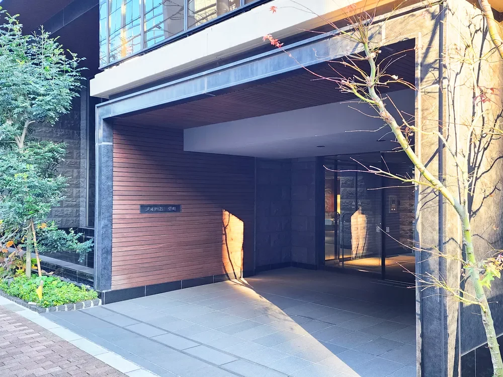 ジオ四谷三栄町 アプローチ