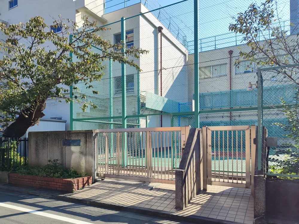 新宿区立牛込第三中学校