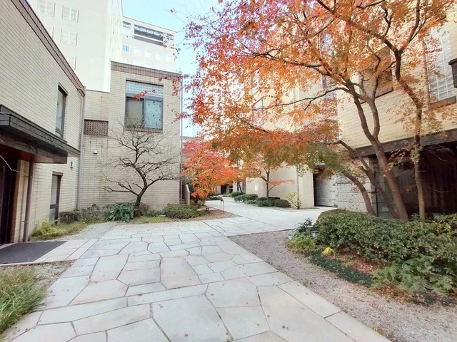 アトラス江戸川アパートメント　アプローチ