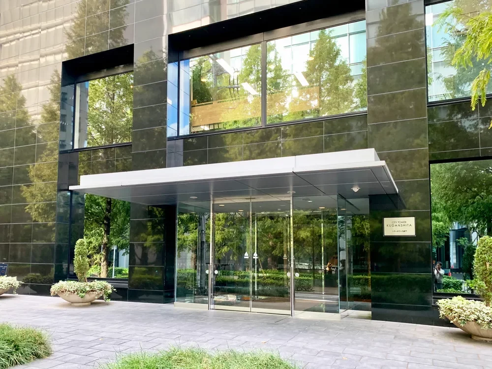 落ち着いたエントランス。反対側にもサブエントランスがあります。