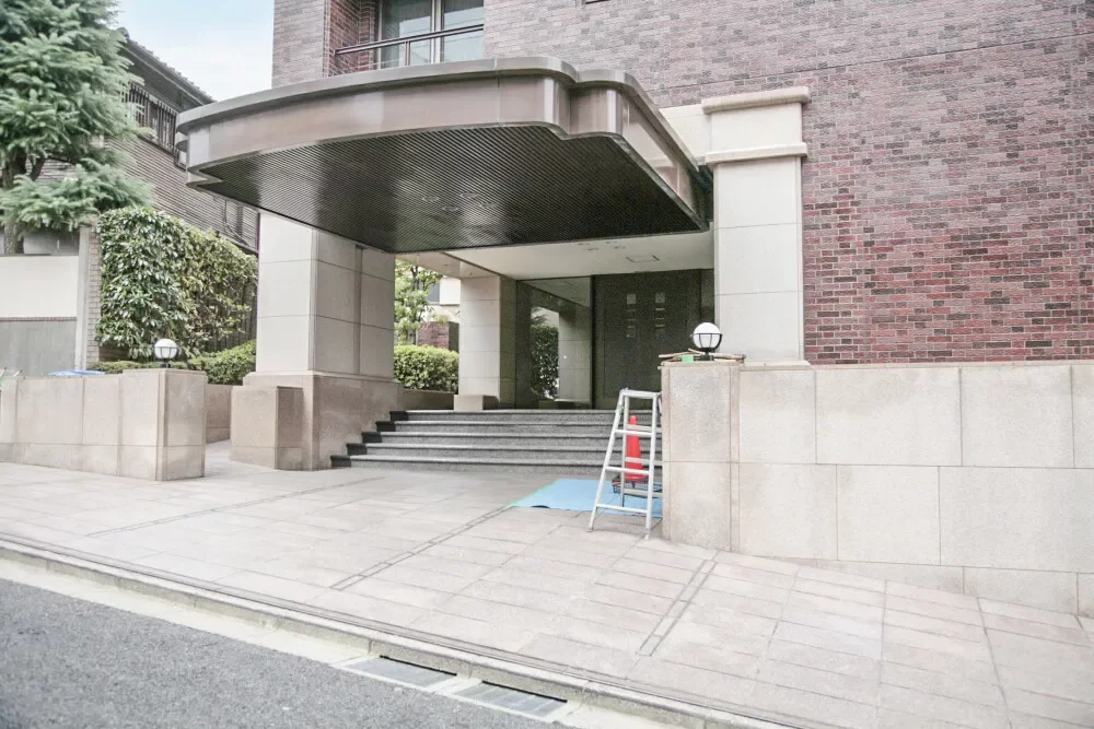 ロワ・ヴェール市ヶ谷左内坂 アプローチ