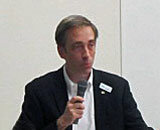 パネルディスカッション中の部長のハーシィ