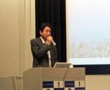 講演中の部長の鈴木