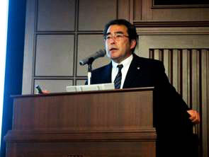 講演する北川