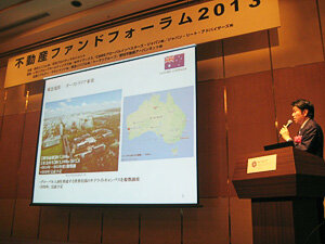 講演する牧野
