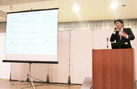 講演する牧野