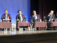 パネルディスカッションで意見を述べる部長の森(一番右)